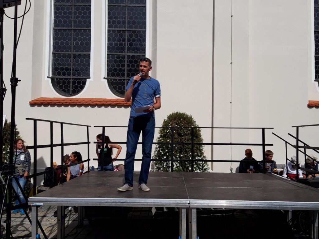 Manuel Neulinger auf dem Kirchplatz in Weilheim